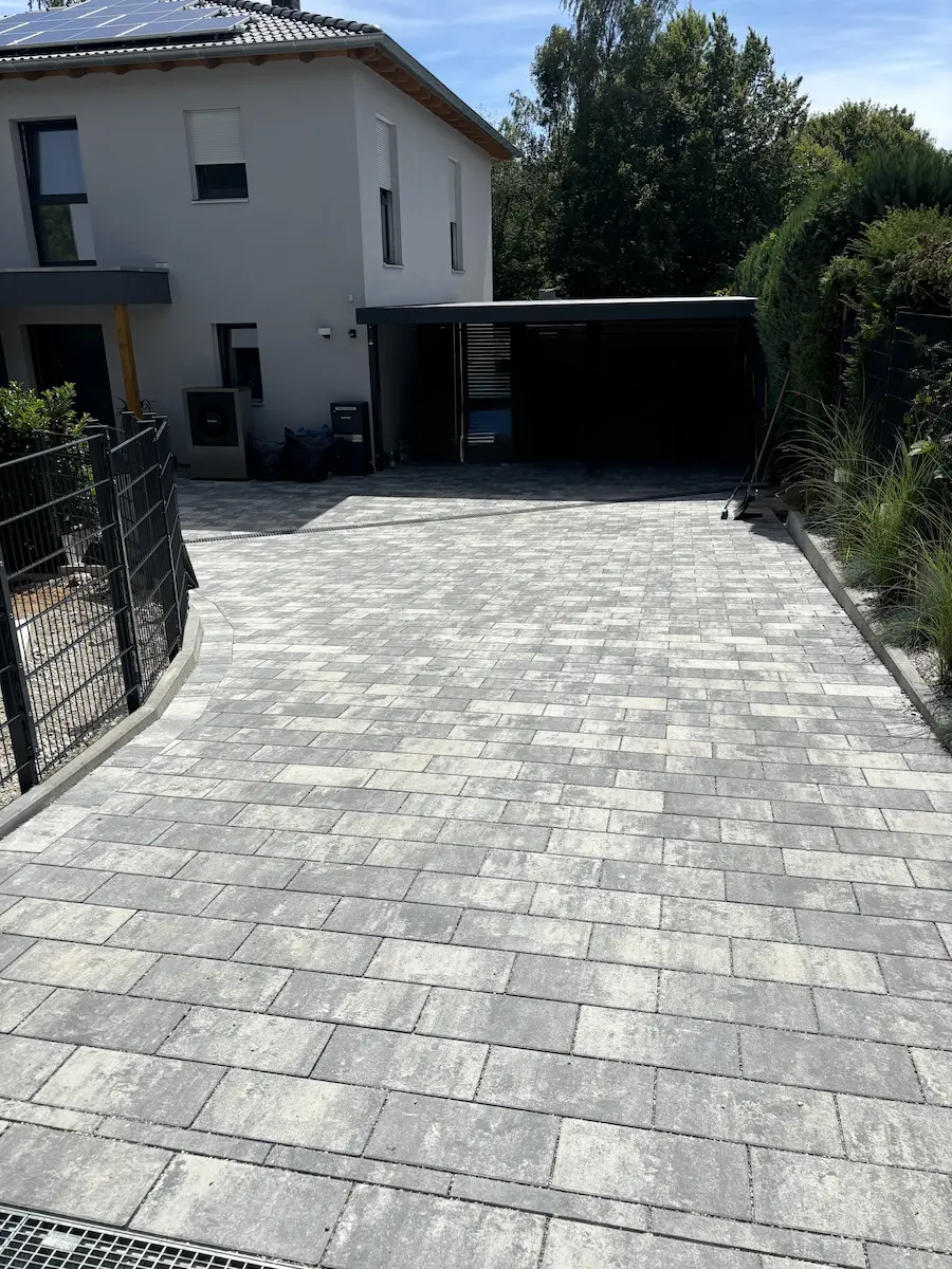 Moderne gepflasterte Einfahrt